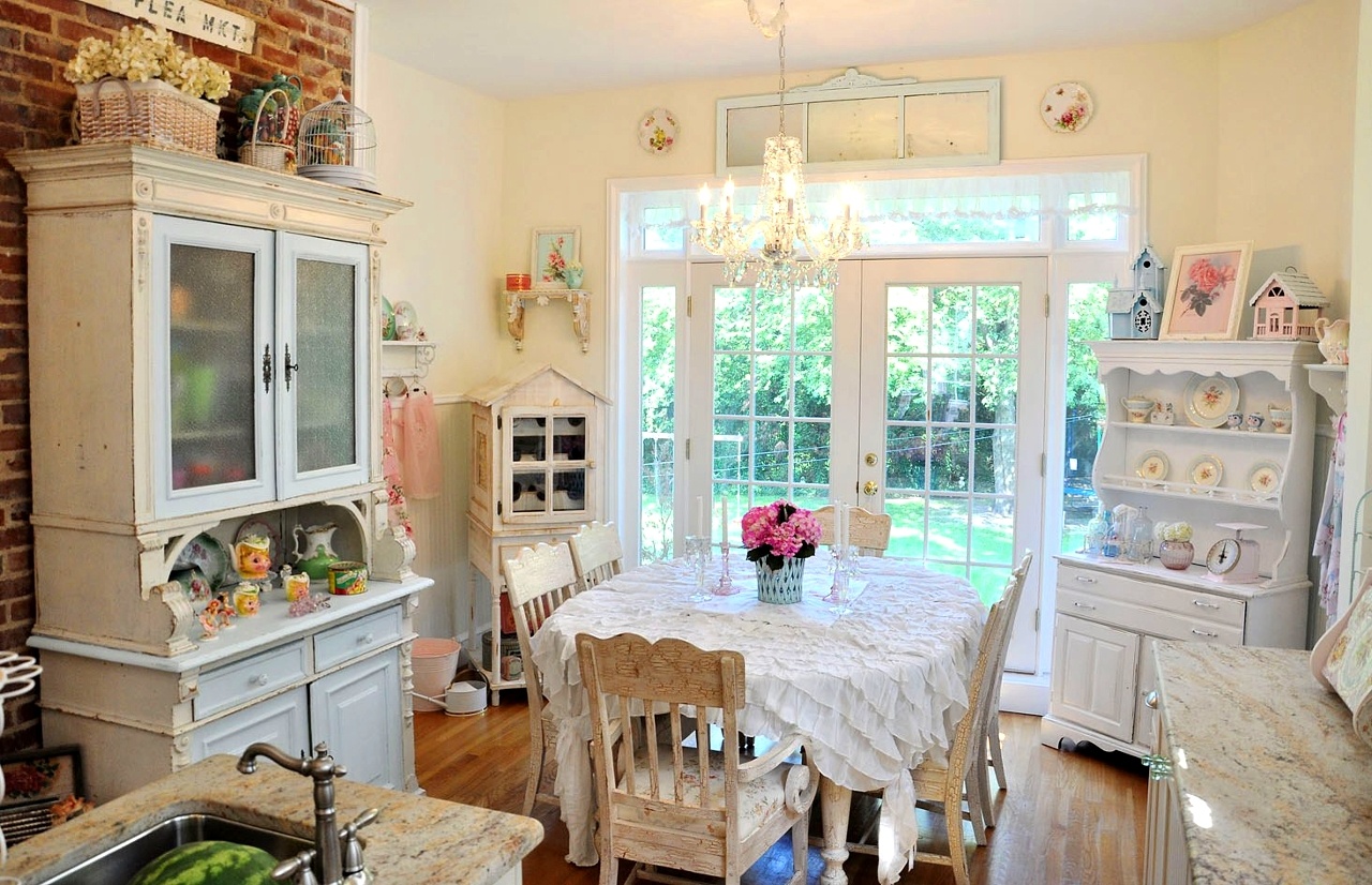 salotto con cucina a vista in stile Shabby Chic