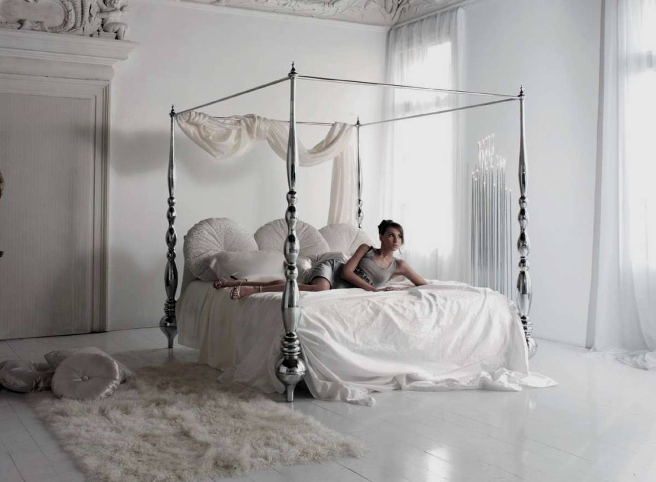 Letto Plaza, collezione Noir di Cattelan